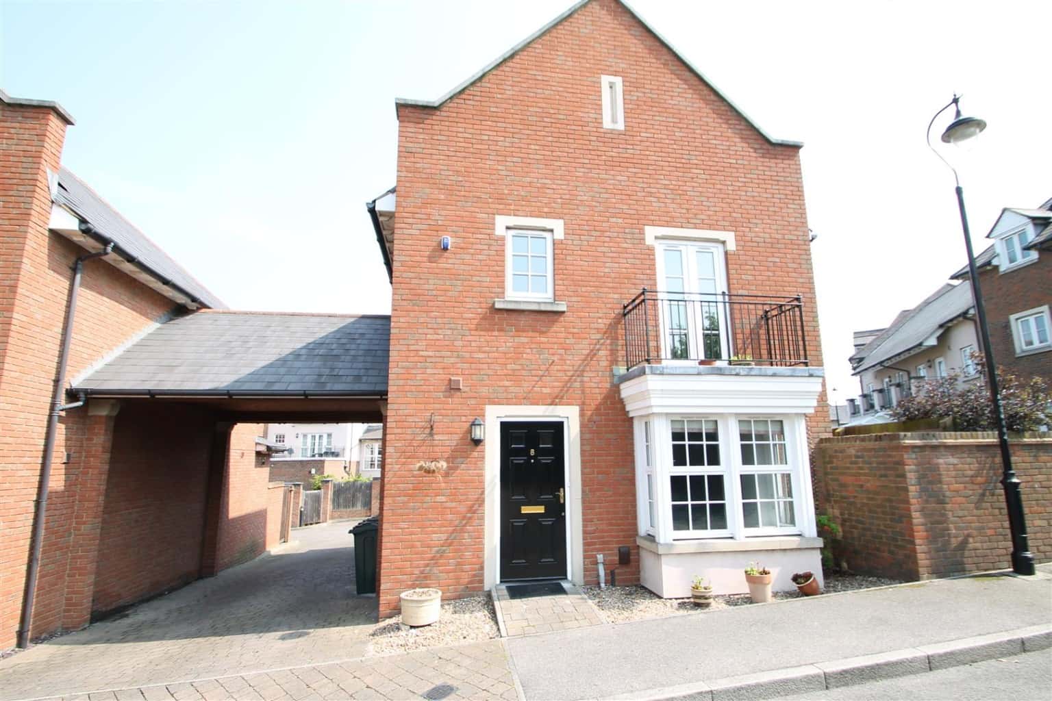 Spacious 3 Bed House with Garage & Driveway in Prime Greenhithe Location property first image