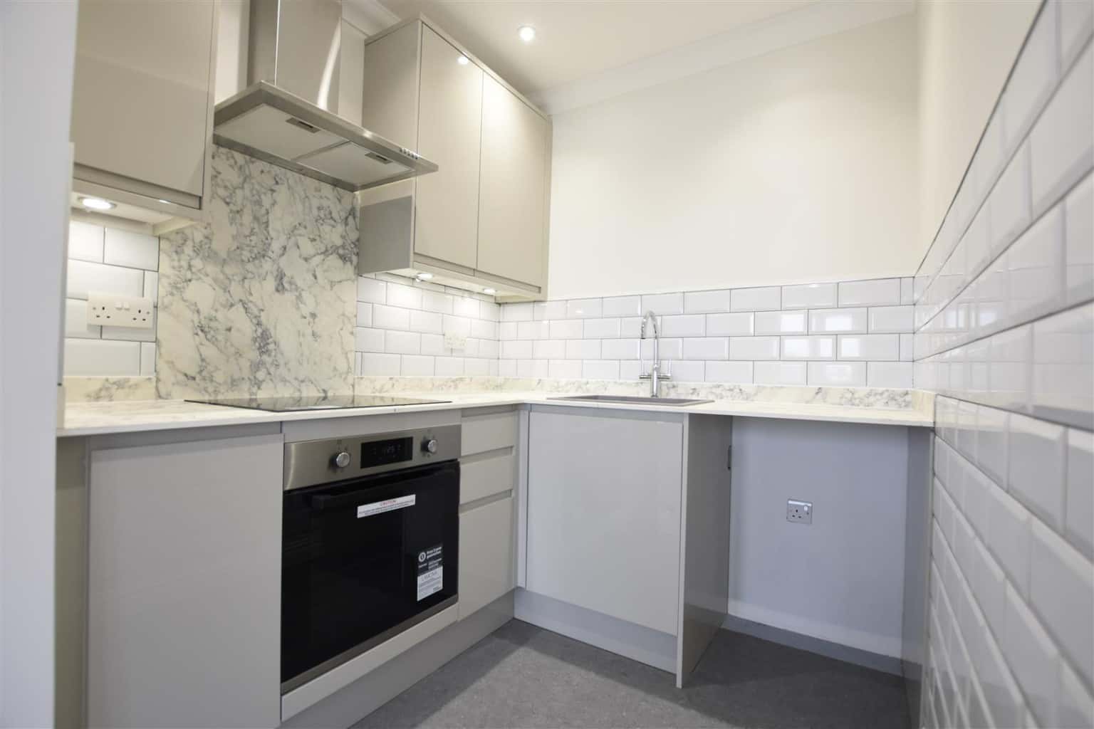 Super Studio that is in great condition and close to Station. Carlton Parade, Orpington. property first image