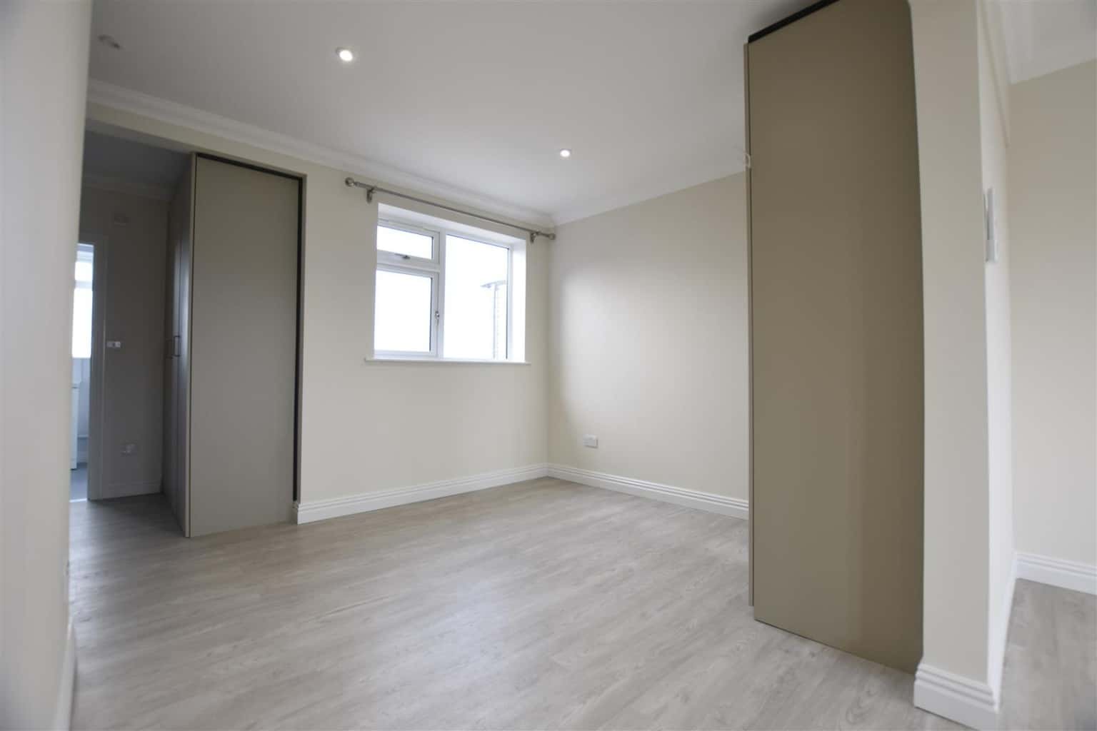 Super Studio that is in great condition and close to Station. Carlton Parade, Orpington. property first image