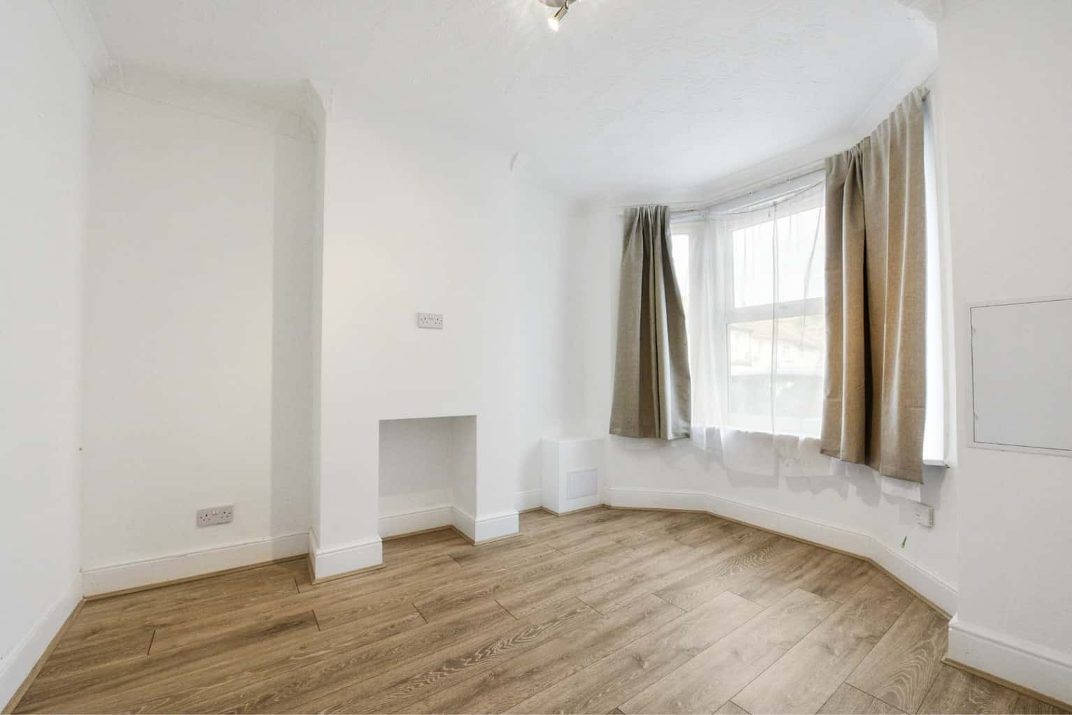 Stunning 3-Bed Home, Newly Refurbished, Close to Medway Hospital property first image