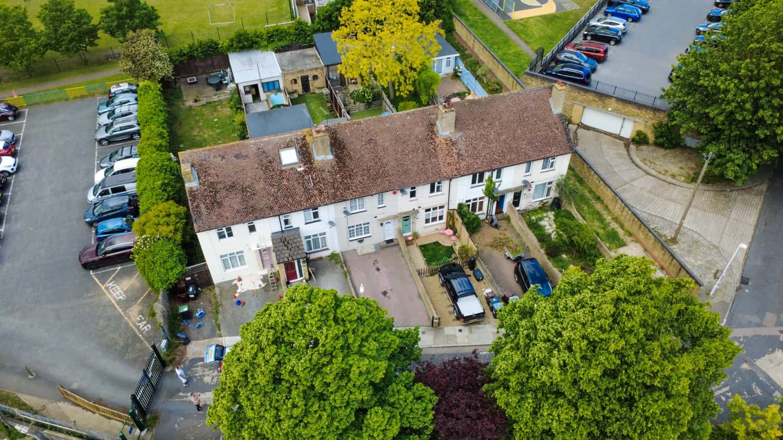 Family Home in Northfleet: Large Living Room, Outbuilding, Great Links property first image