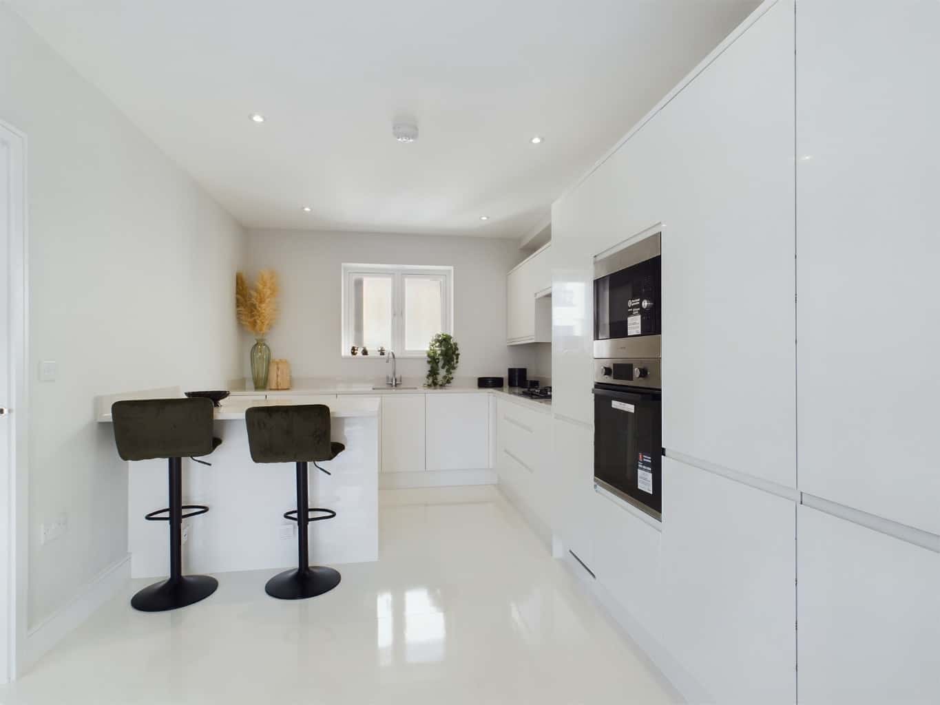 Modern 5 Bed Home, Gated Development, Stunning Views, Large Terrace property first image