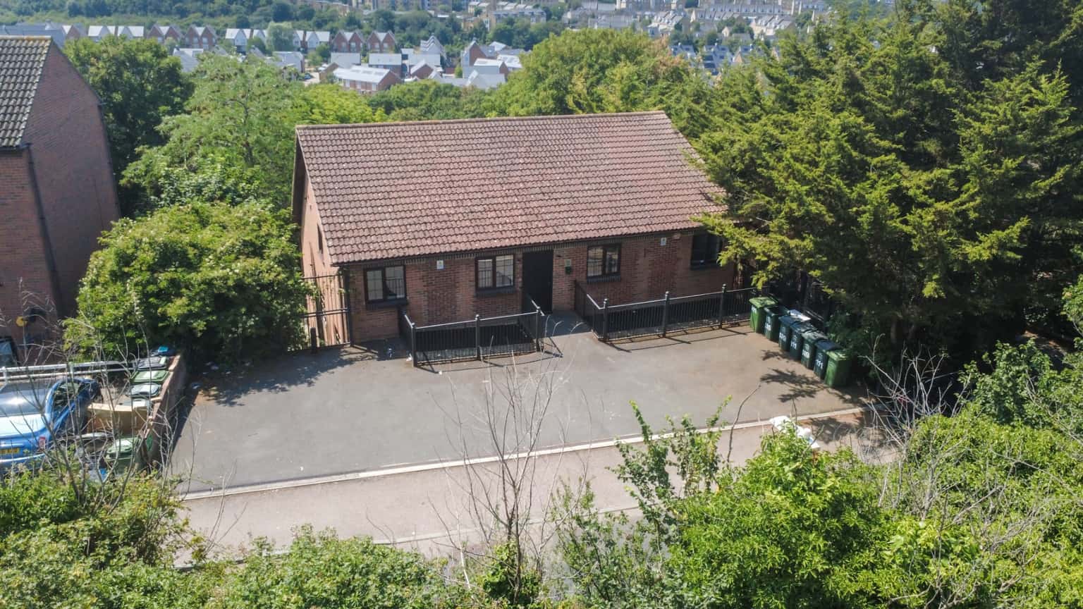 Modern 2-Bed Apartment with Balcony, Parking, Near Greenhithe Station property first image
