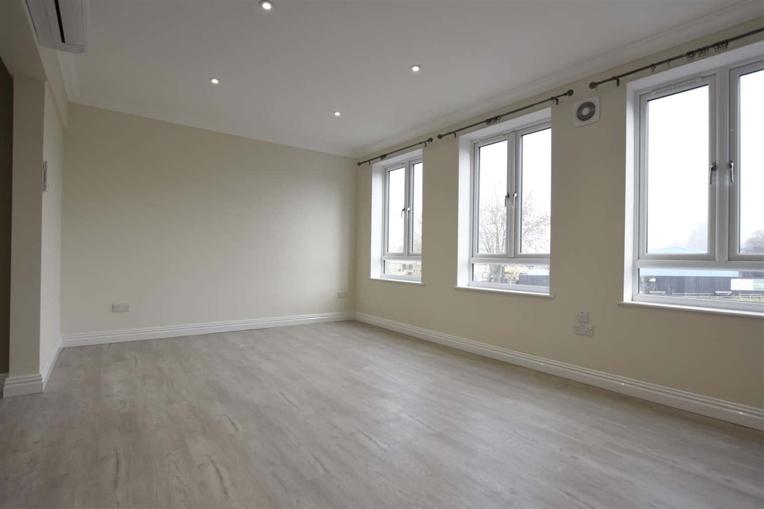 Studio Plus Apartment, Orpington - Excellent Location property first image